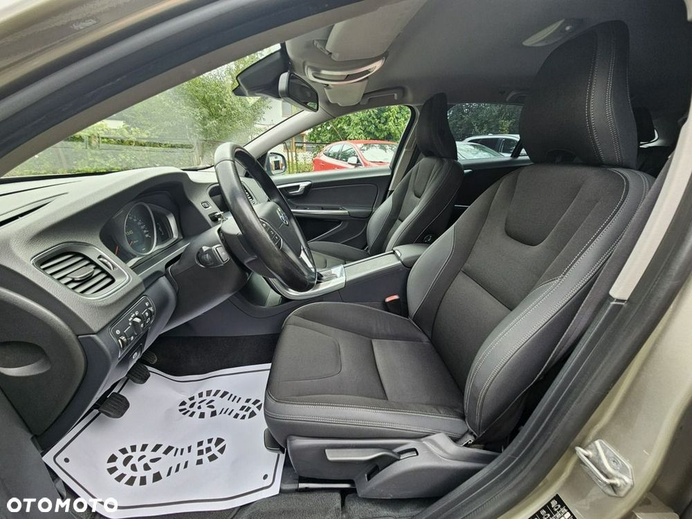 Volvo V60 D4 Momentum - 13