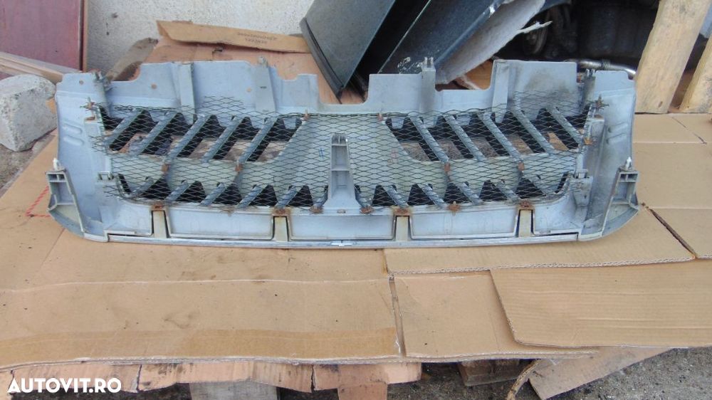 Grila Mitsubishi pajero mk3 grila frontala intre faruri 2000-2007 dezmembrez - 4