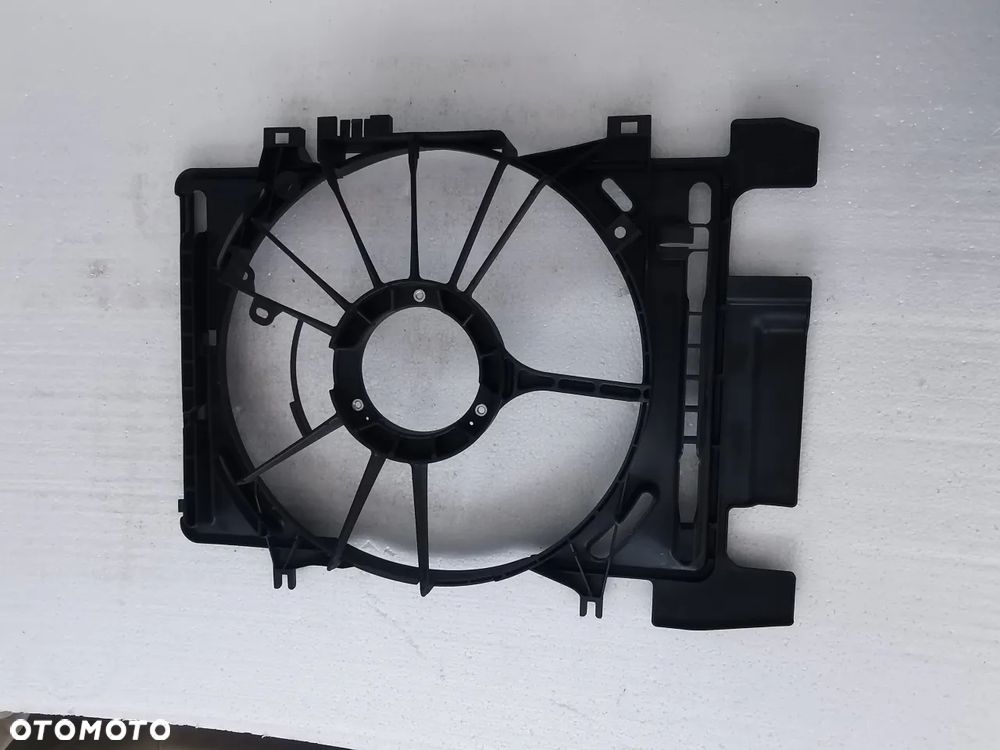 Toyota Yaris obudowa wentylatorów 16711-0N031 - 1