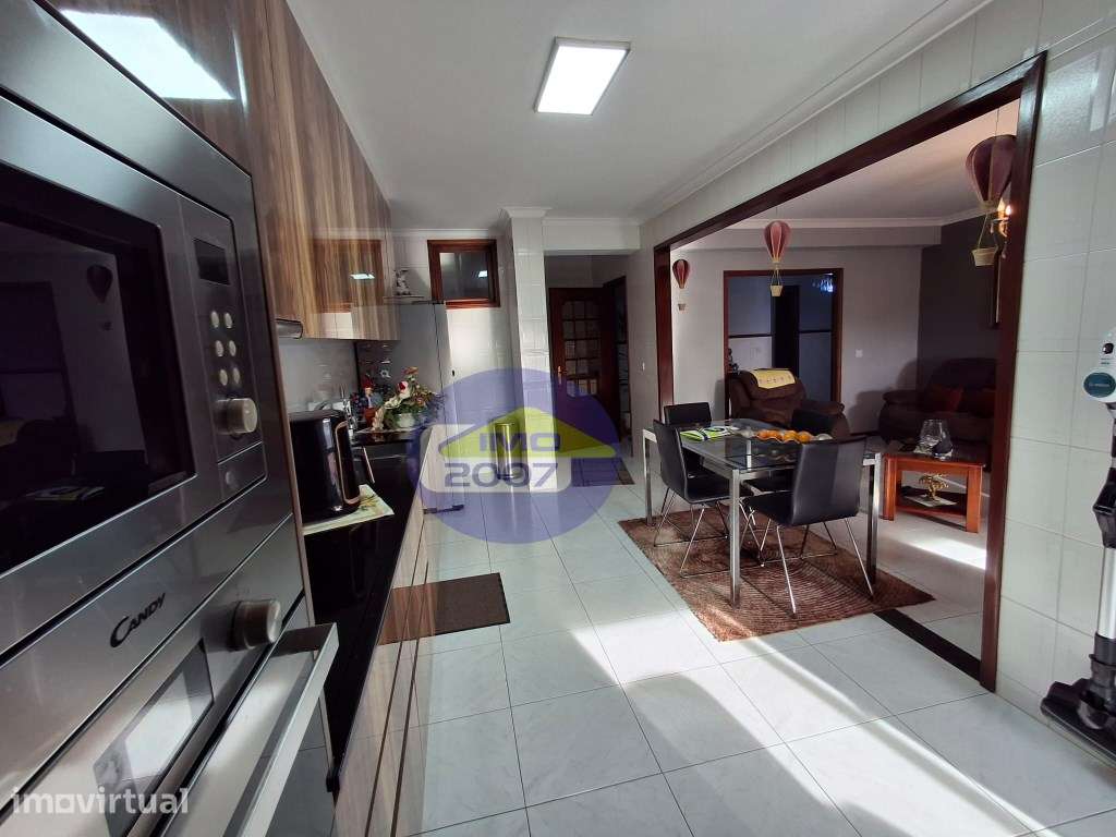 T3 com 3 Varandas e Dois Lugares de Garagem - Argoncilhe - Grande imagem: 3/16