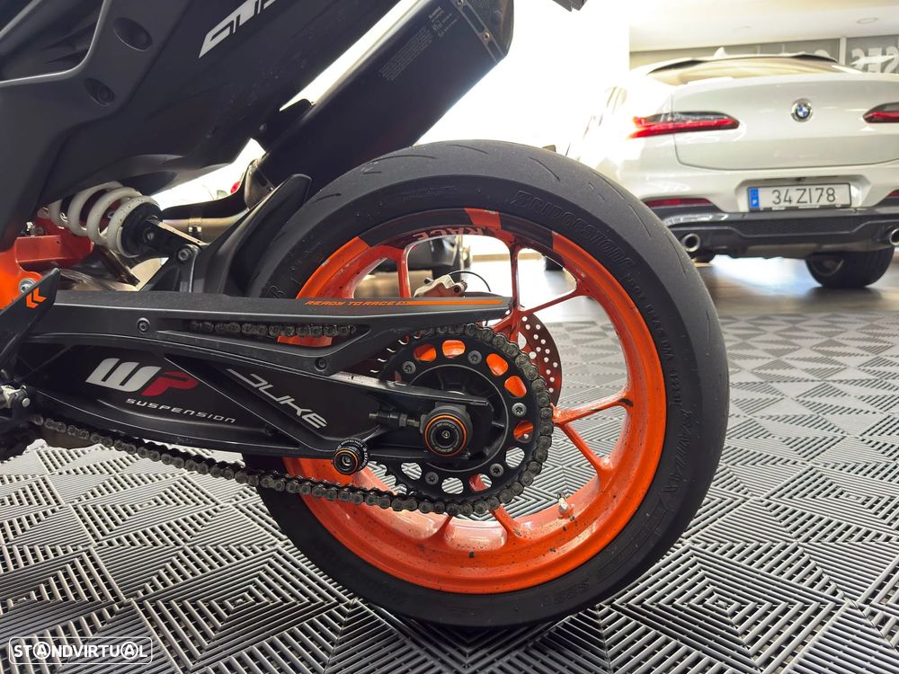 KTM 890 DUKE R - 11