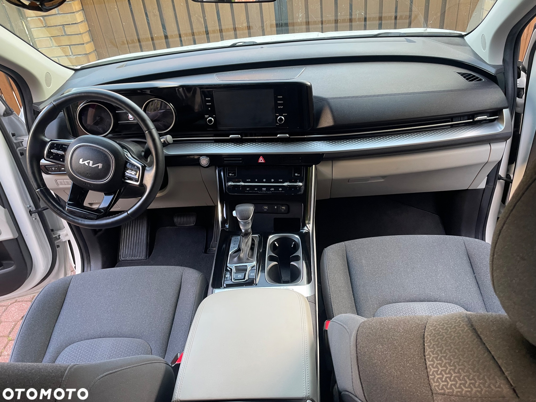 Kia Carnival - 32