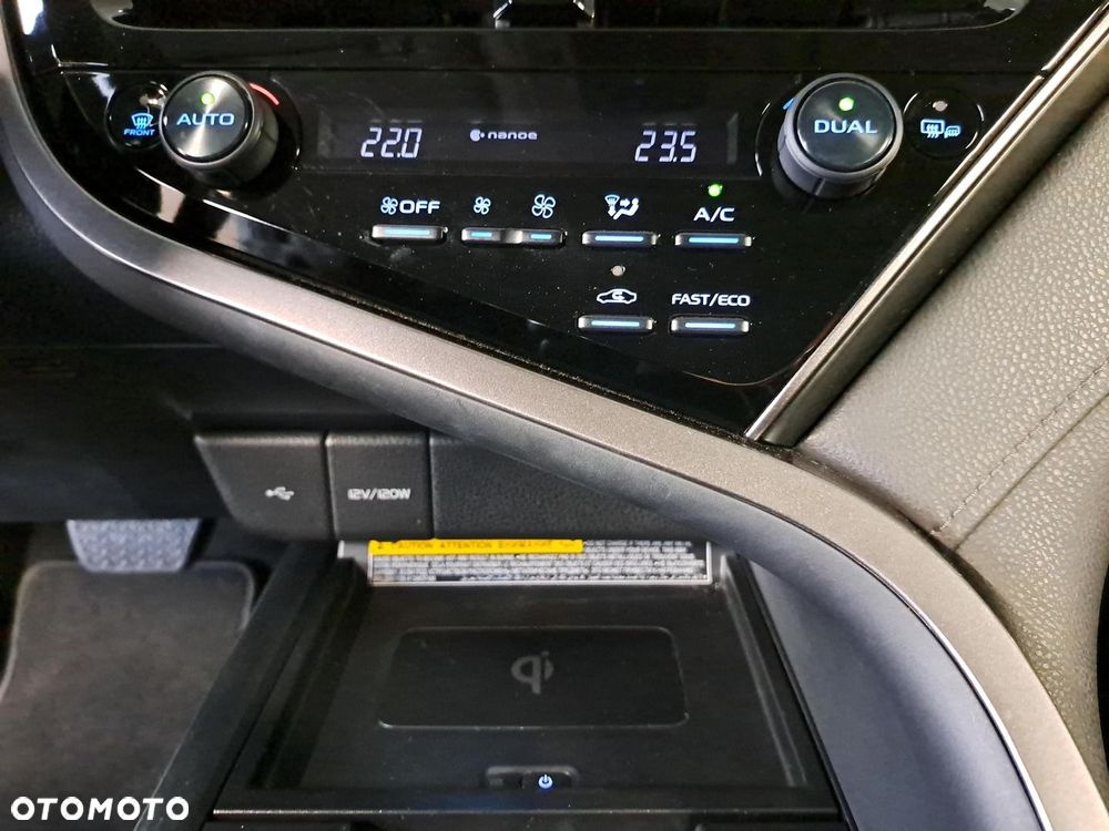 Toyota Camry 2.5 Hybrid Executive CVT - 27