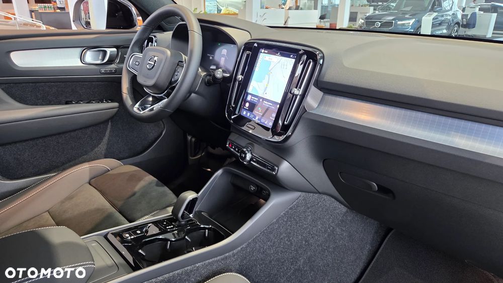 Volvo XC 40 B4 Plus Black Edition - 11