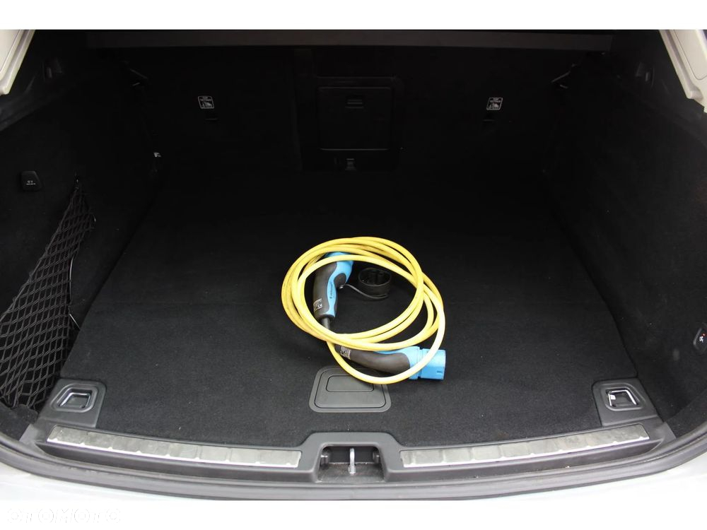 Volvo XC 60 B5 B AWD Plus Dark - 24