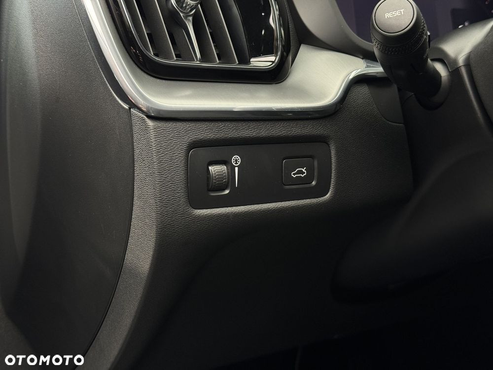 Volvo XC 60 B4 B Momentum Pro - 25
