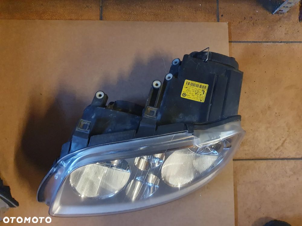 REFLEKTOR PRAWY VW TOURAN CADDY XENON - 8