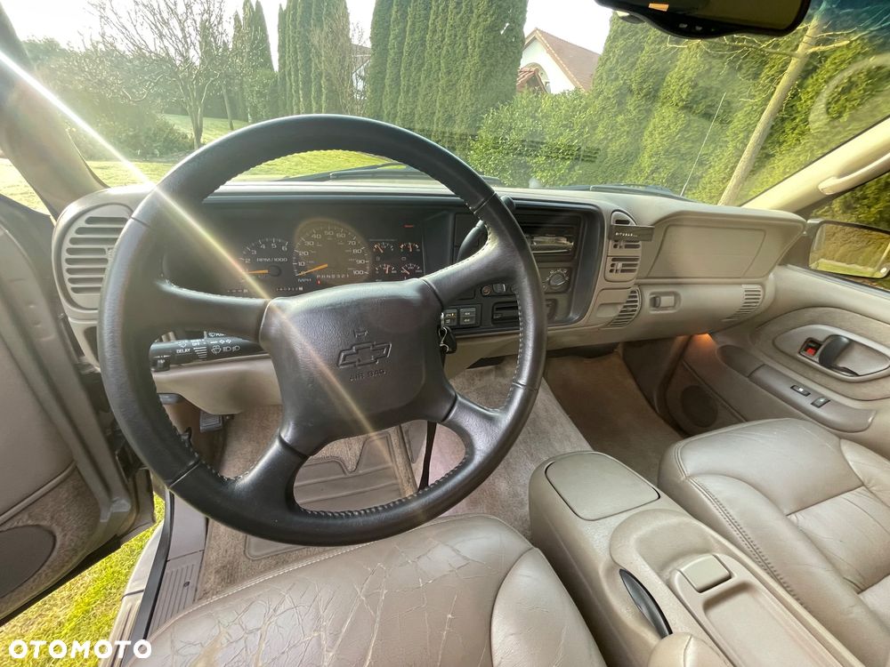Chevrolet Suburban - 16