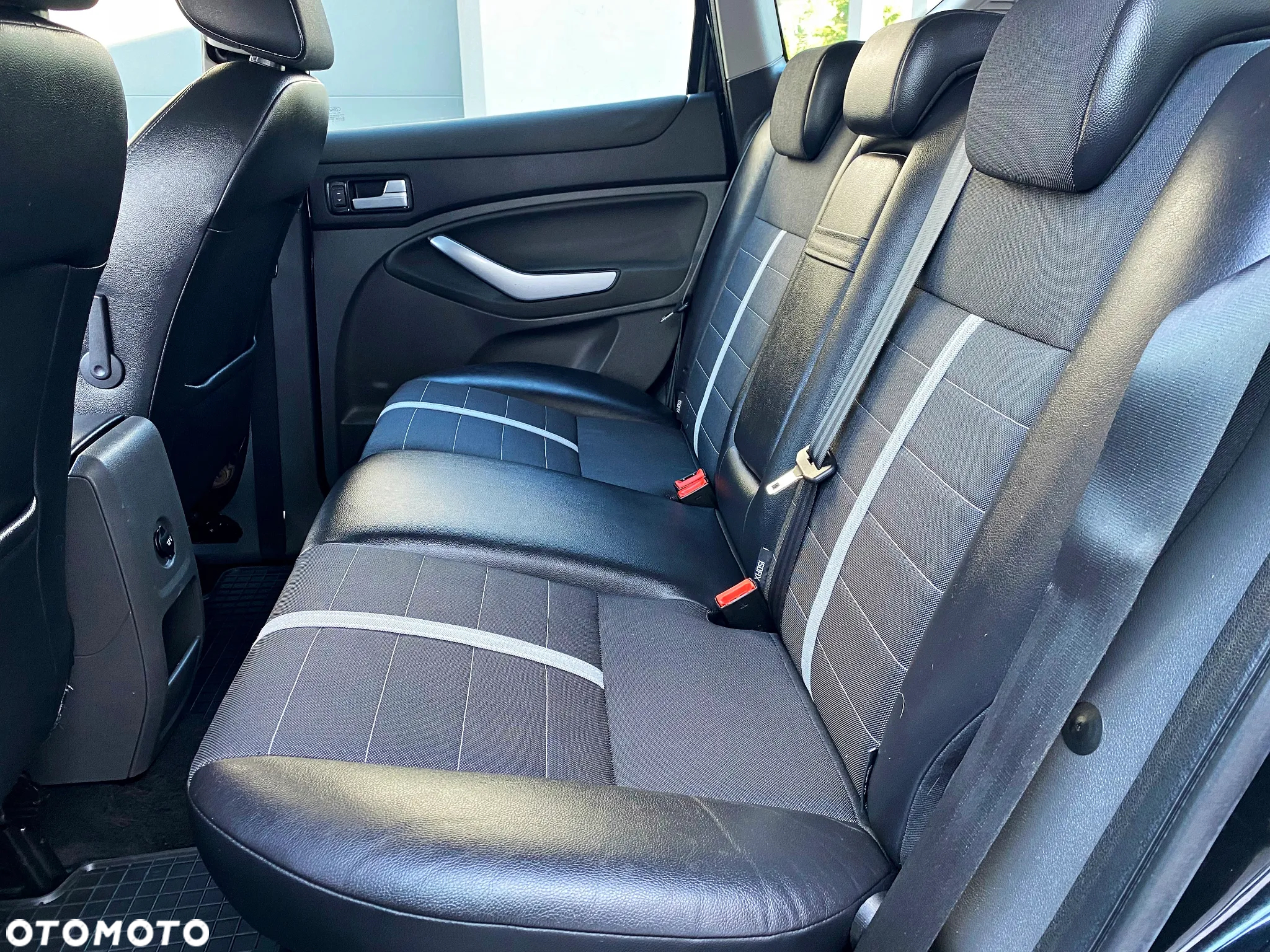 Ford Kuga 2.0 TDCi 2x4 Titanium - 4