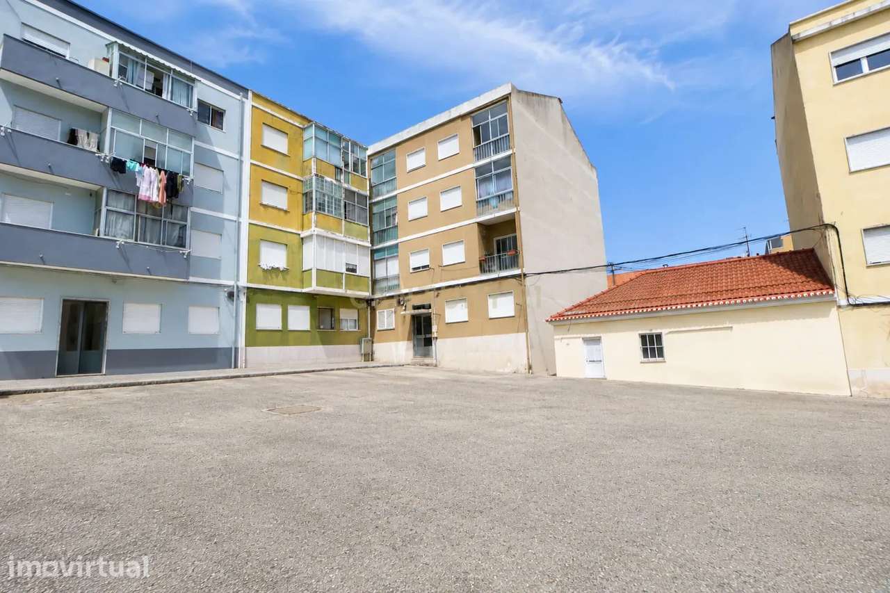 Apartamento T2 semi-renovado com 2 marquises e muita luminosidade no B - Grande imagem: 2/28