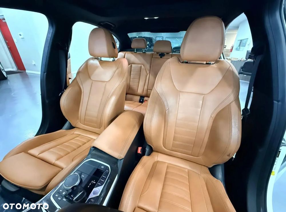BMW Seria 3 330i xDrive M Sport - 11