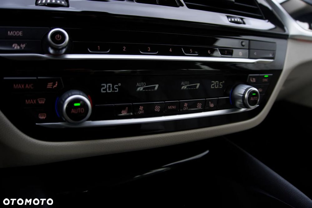 BMW Seria 5 520d xDrive - 24