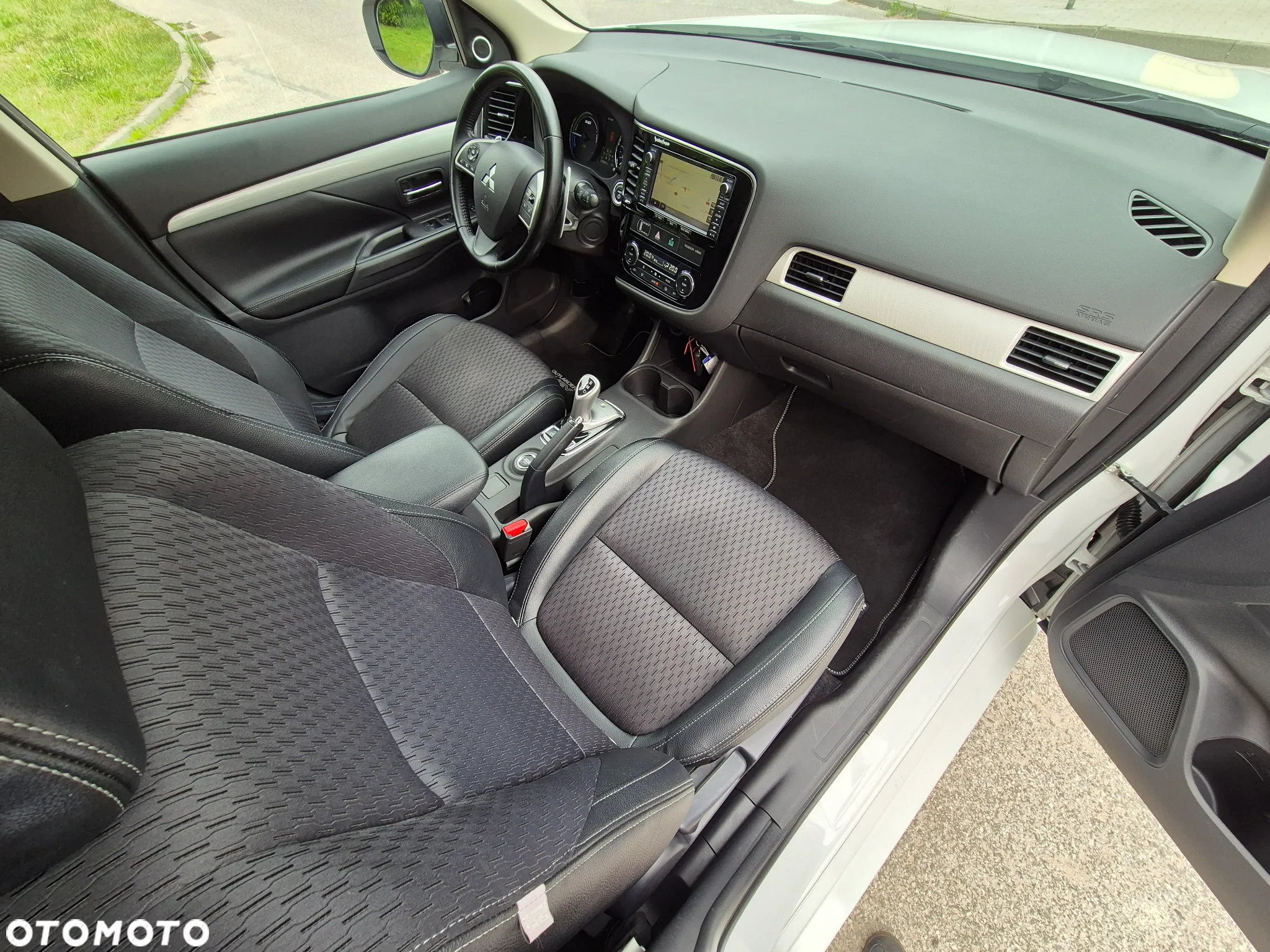 Mitsubishi Outlander 2.0 4WD Plug-In Hybrid - 28