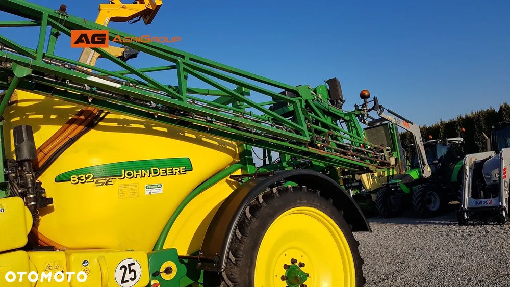 John Deere 832 - 12