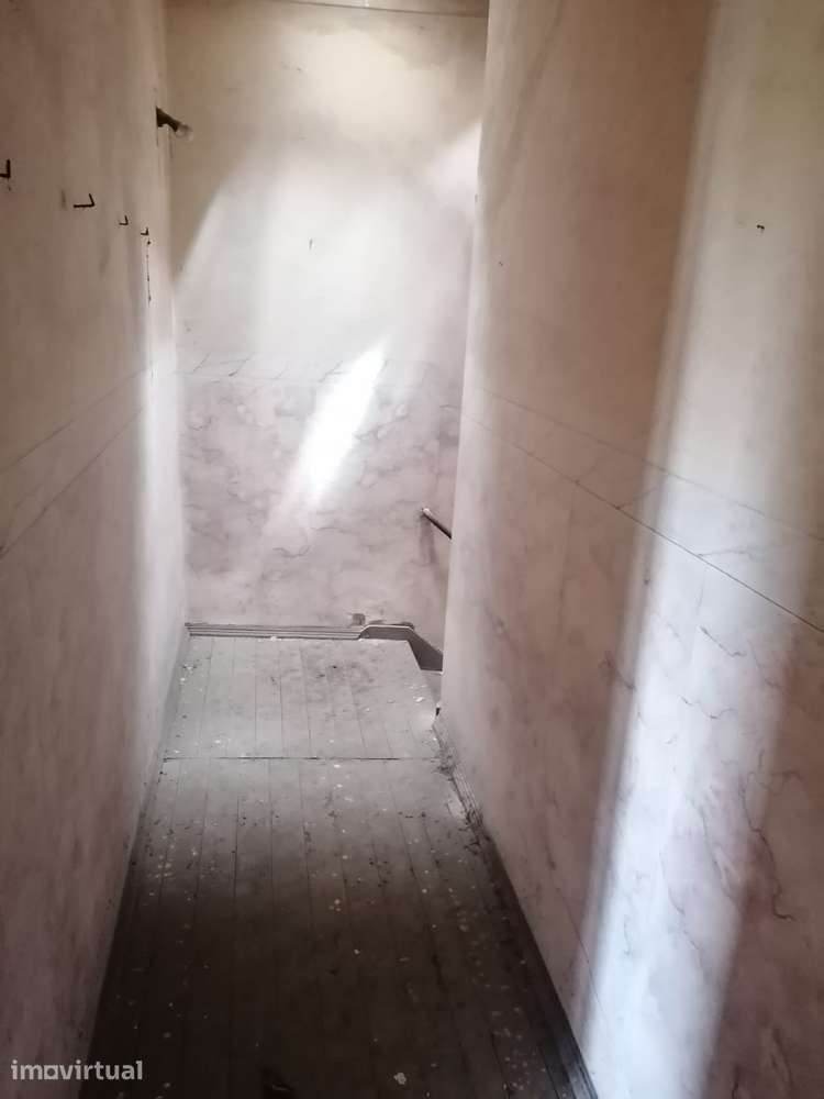 Moradia T6 com jardim no centro do Entroncamento - Grande imagem: 5/13