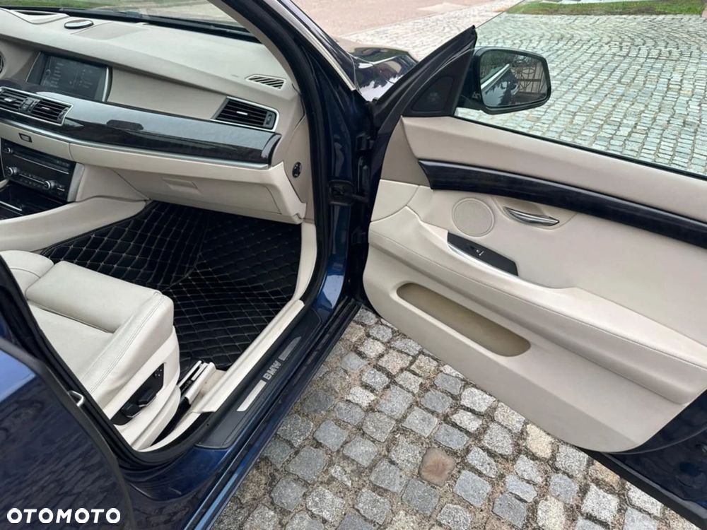 BMW Seria 5 550i - 12