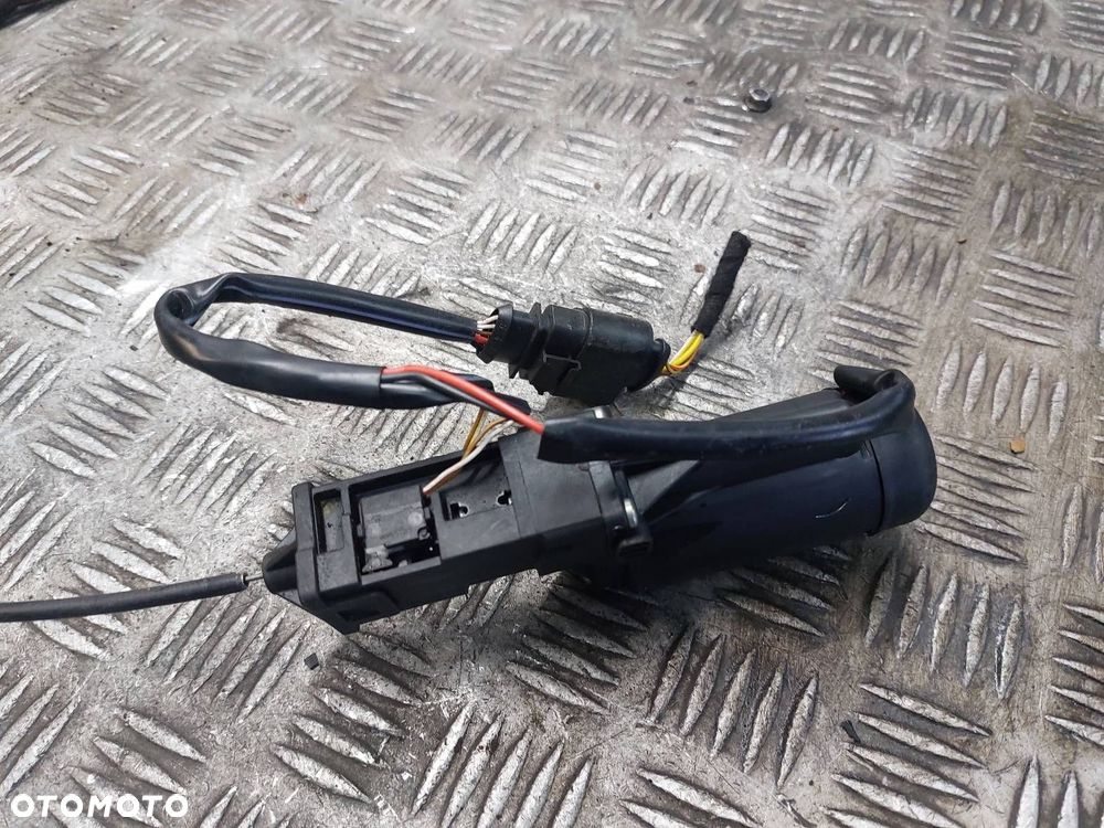 RYGIEL DOCIĄG KLAPY BAGAŻNIKA AUDI A8 D3 4E0827383C - 4