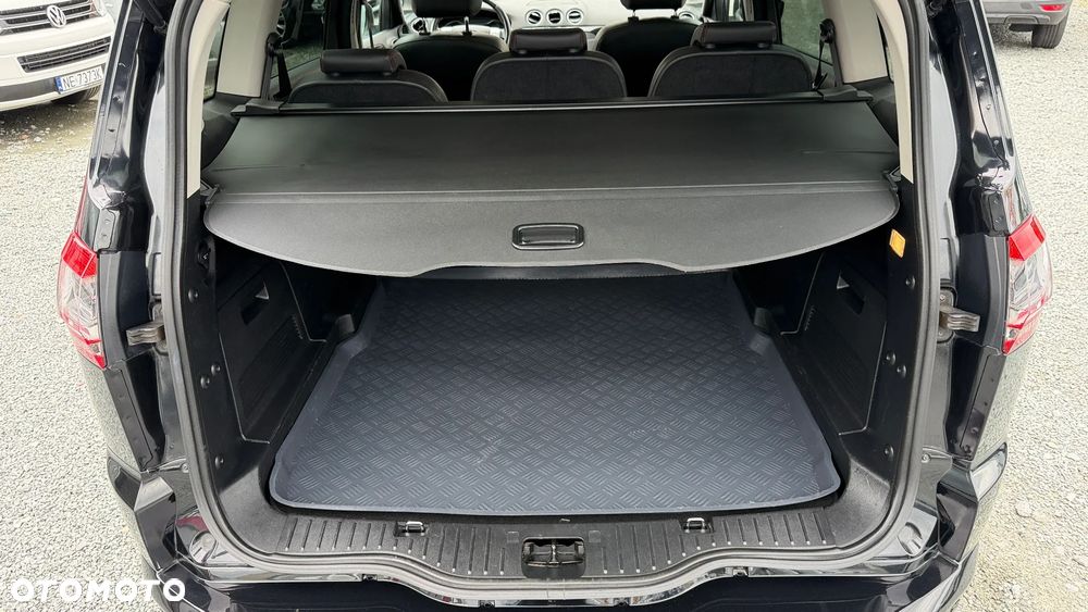 Ford S-Max - 11