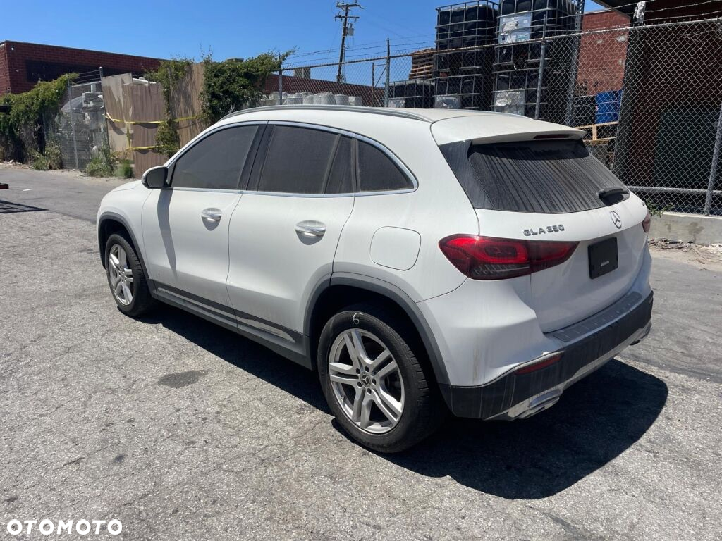 Mercedes-Benz GLA 250 8G-DCT - 16