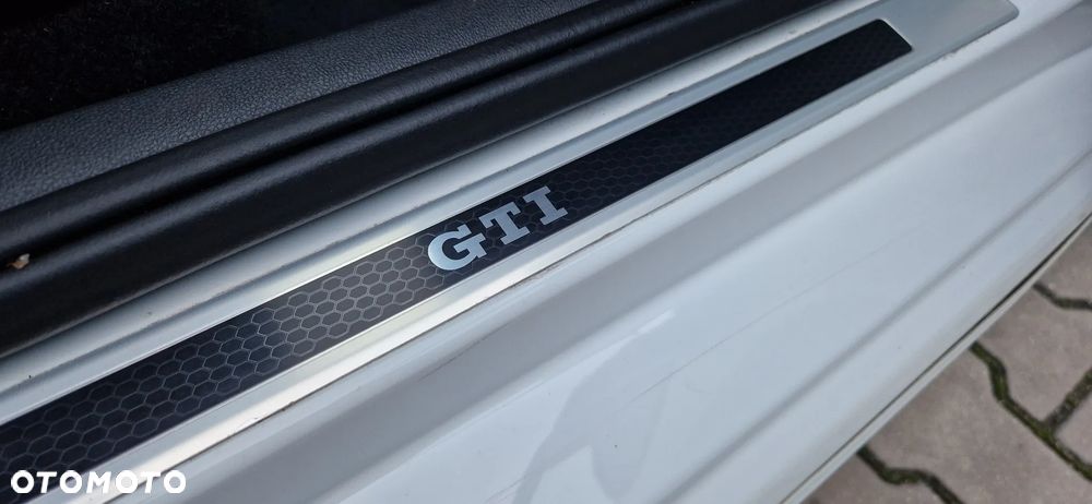 Volkswagen up! GTI - 33