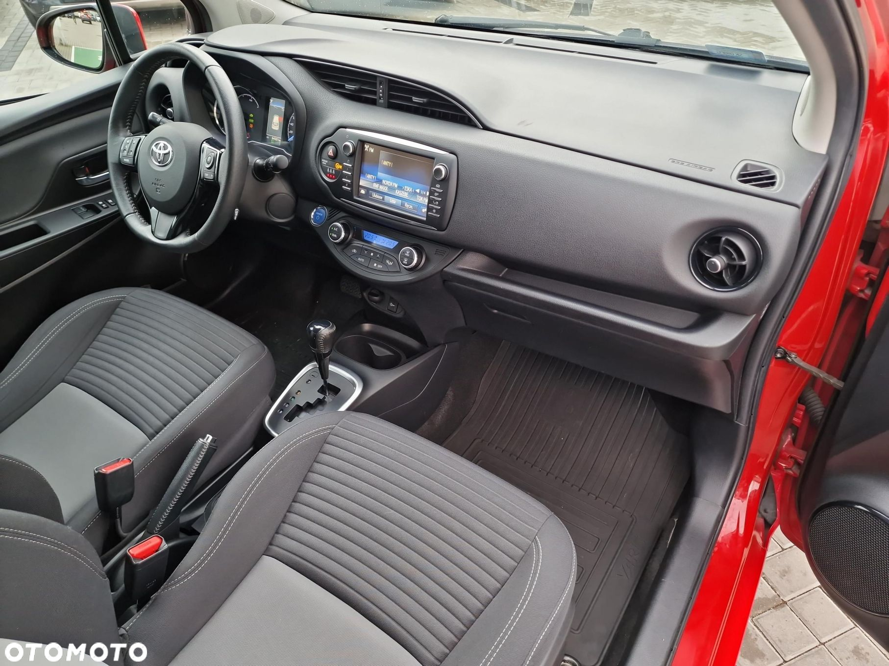 Toyota Yaris Hybrid 100 Premium EU6 - 17