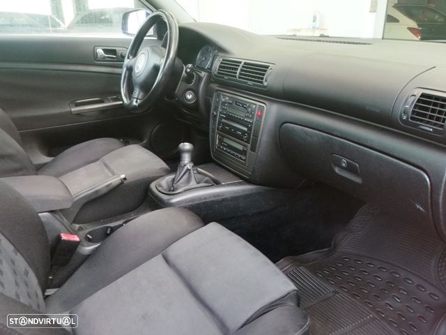 VW Passat 1.9 TDi Highline - 11