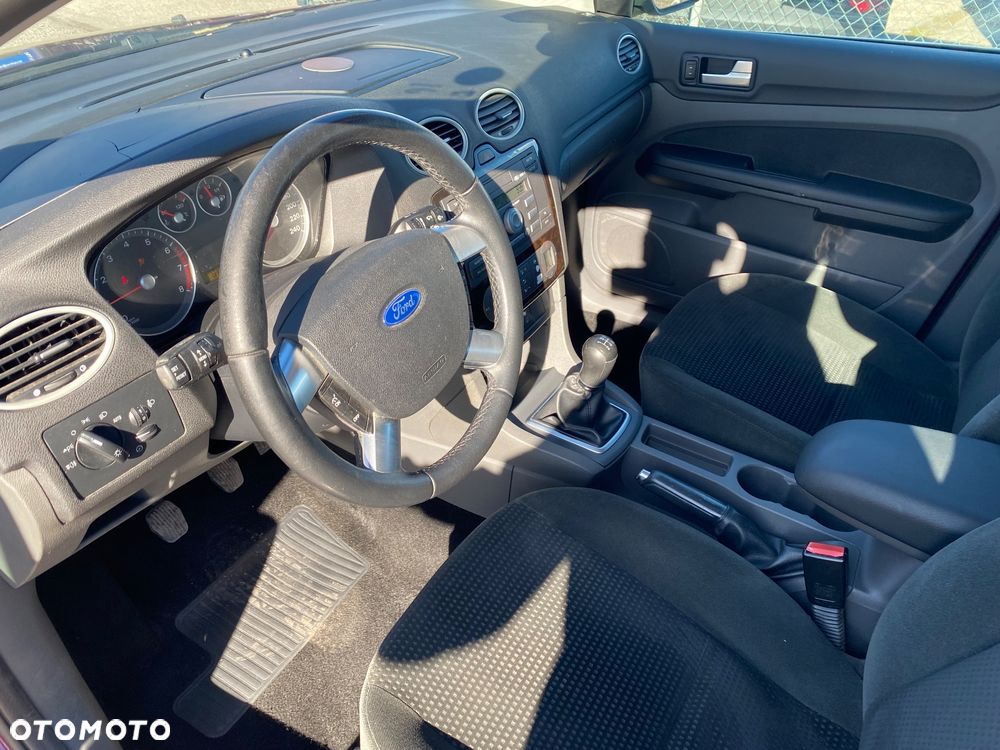 Ford Focus 1.6 16V Ghia - 29