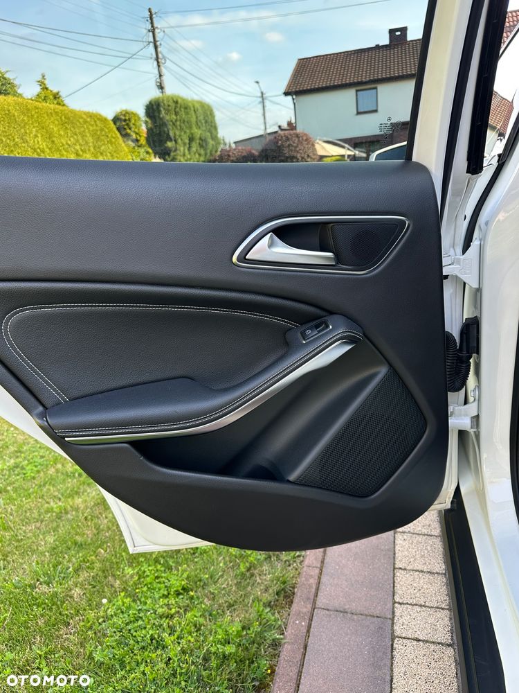 Mercedes-Benz GLA 200 7G-DCT - 10