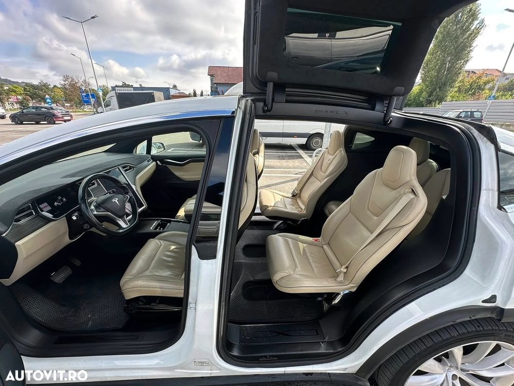 Tesla Model X - 16