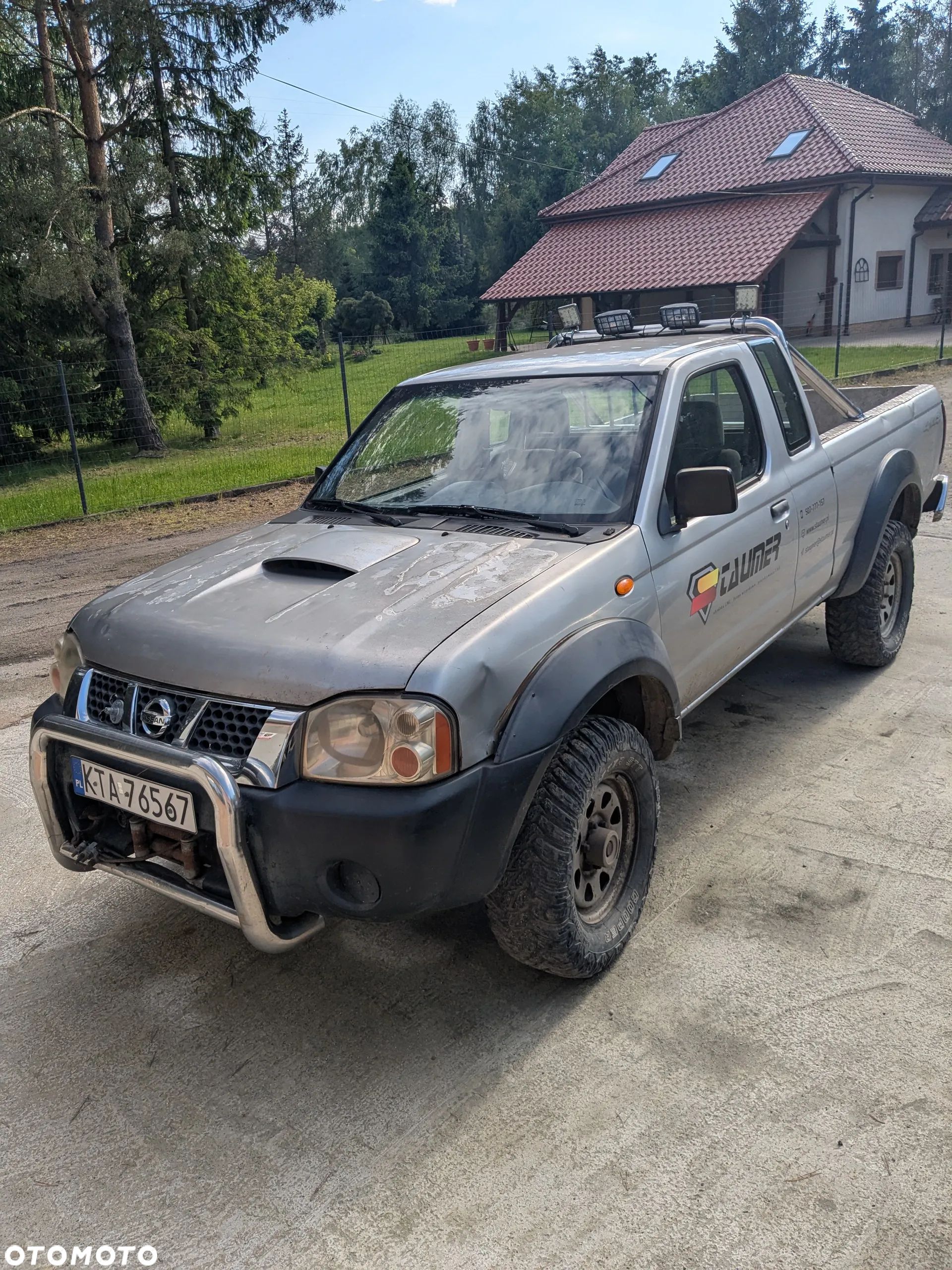 Nissan Pickup - 1