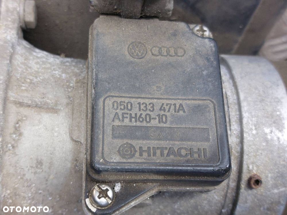 OBUDOWA FILTRA + PRZEPŁYWOMIERZ + RURA DOLOT AUDI 80 B4 1.6 8V 050129627C - 4
