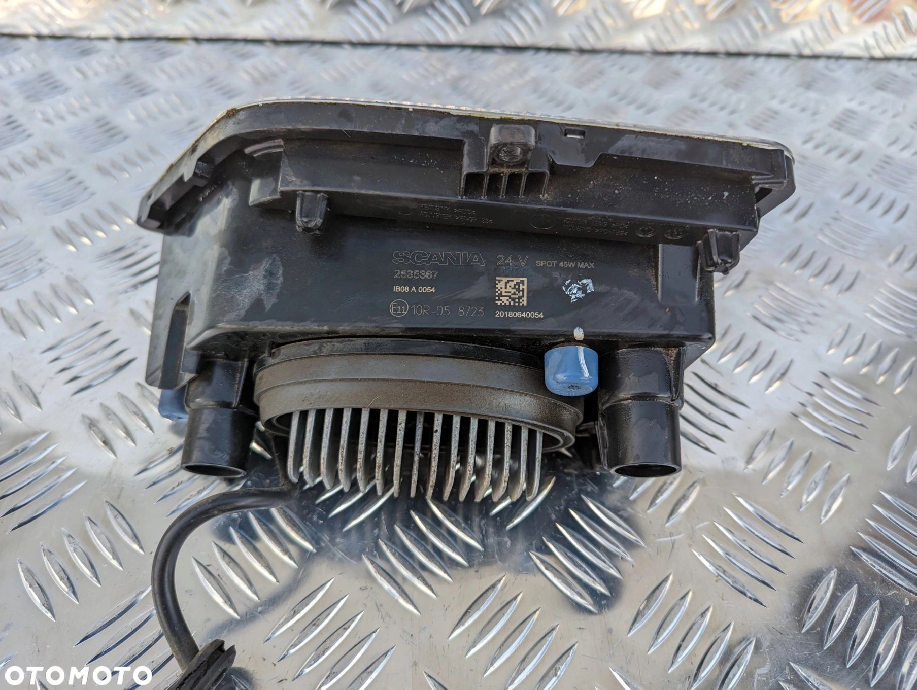 HALOGEN DACHOWY GLOBU PRAWY Z RAMKĄ SCANIA NTG - 2