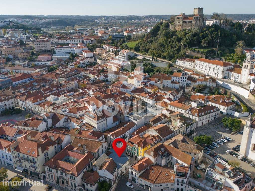 Prédio no Largo Paio Guterres, centro de Leiria. - Grande imagem: 2/16