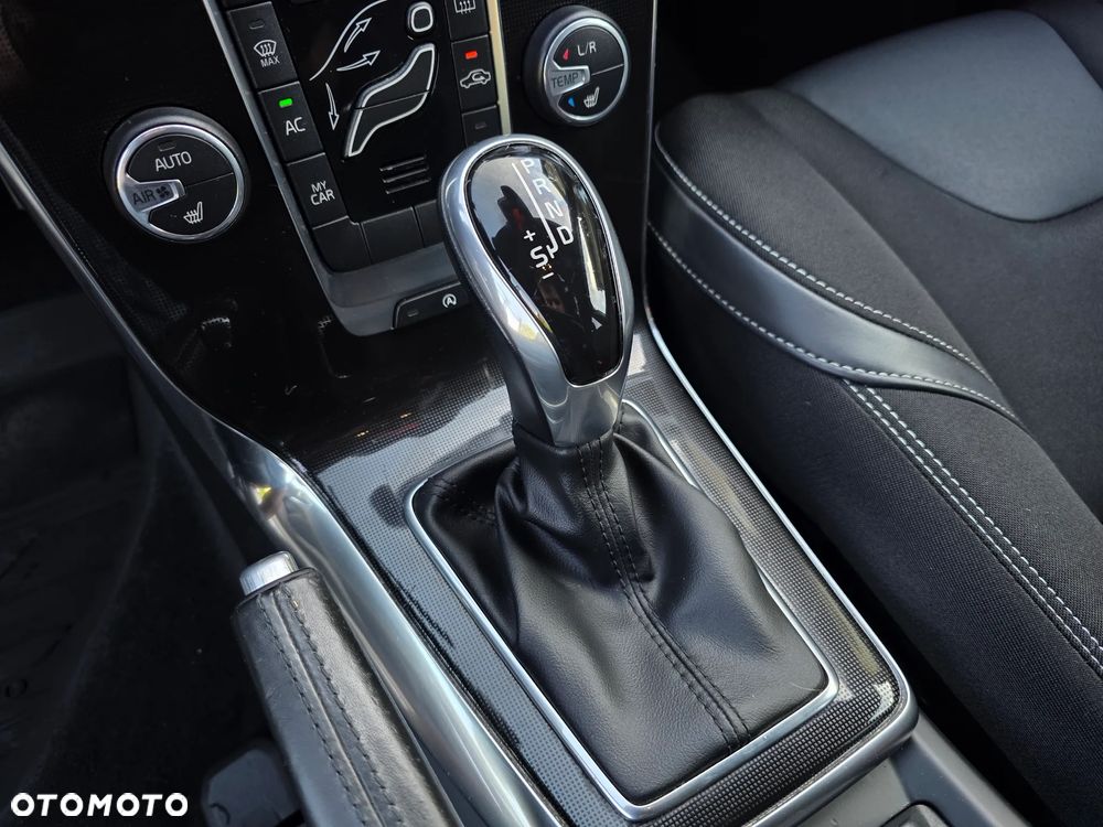 Volvo V40 D4 Geartronic RDesign - 23