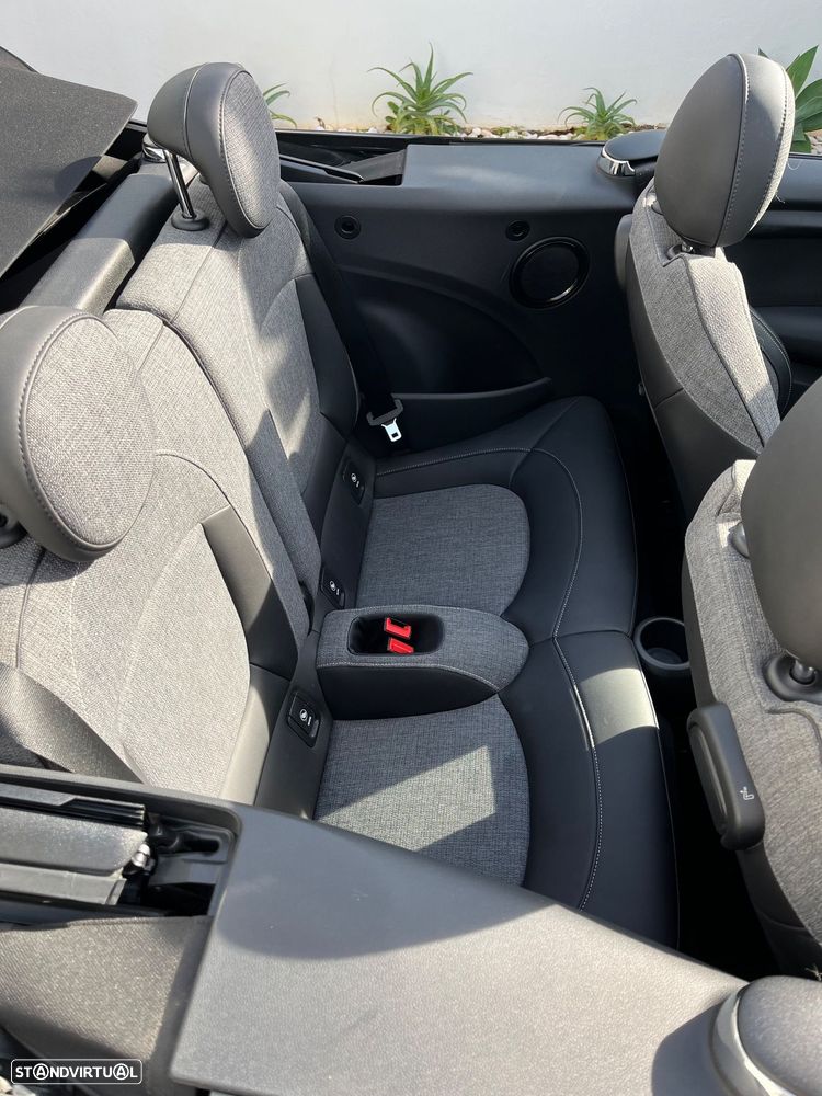 MINI Cabrio Cooper Auto. Sidewalk - 16