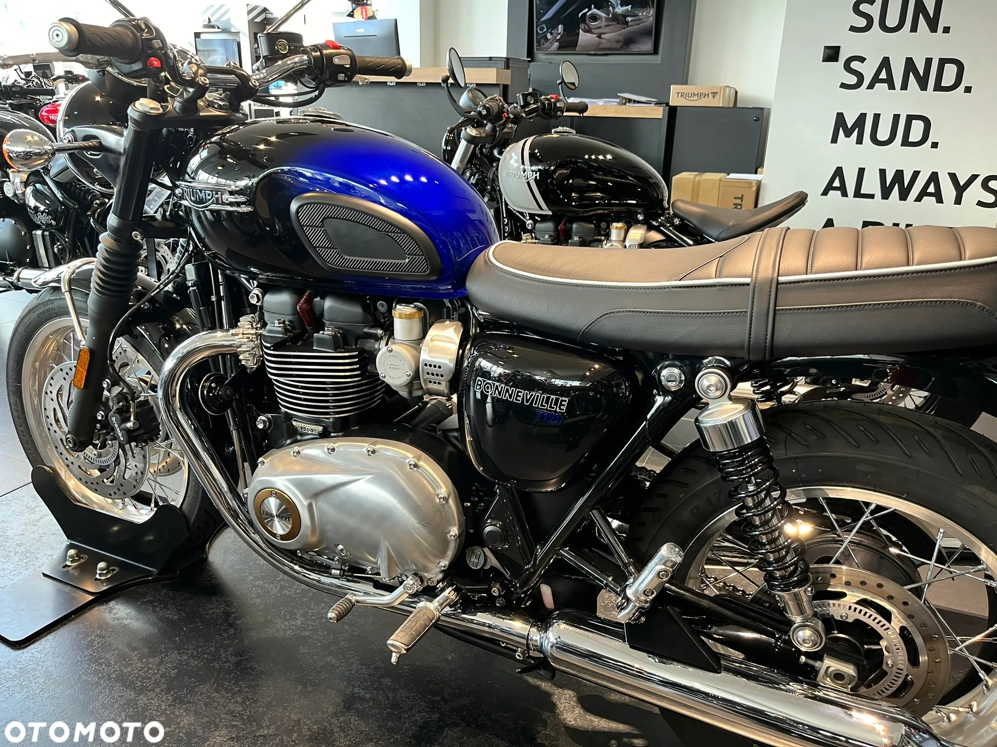 Triumph Bonneville - 2