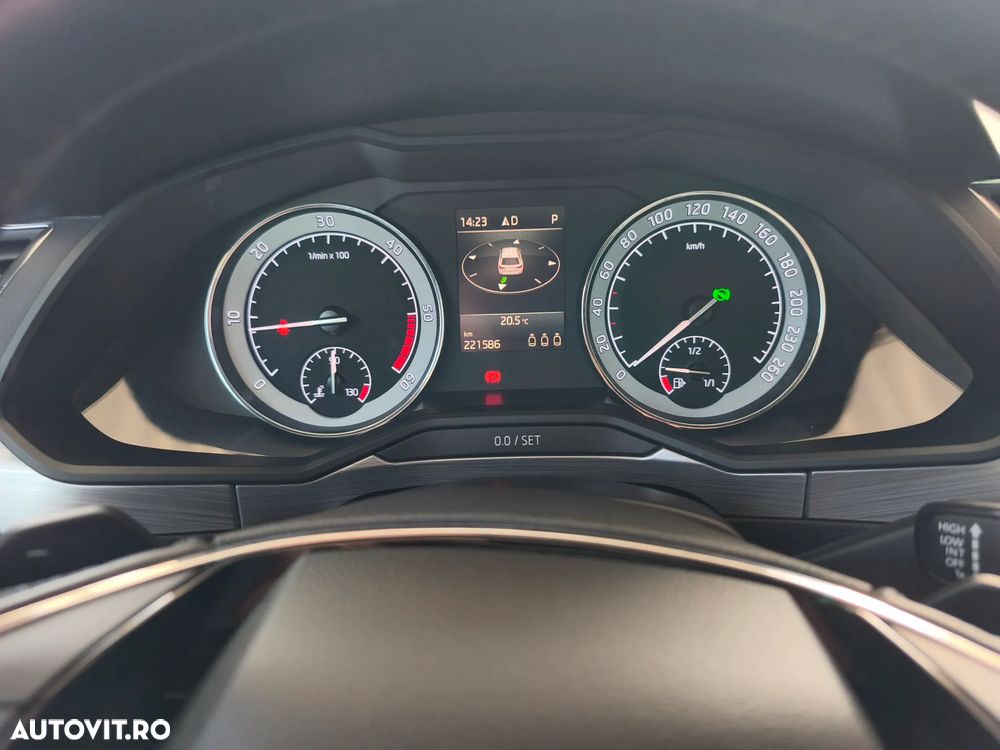 Skoda Superb Combi 2.0 TDI DSG Ambition - 9