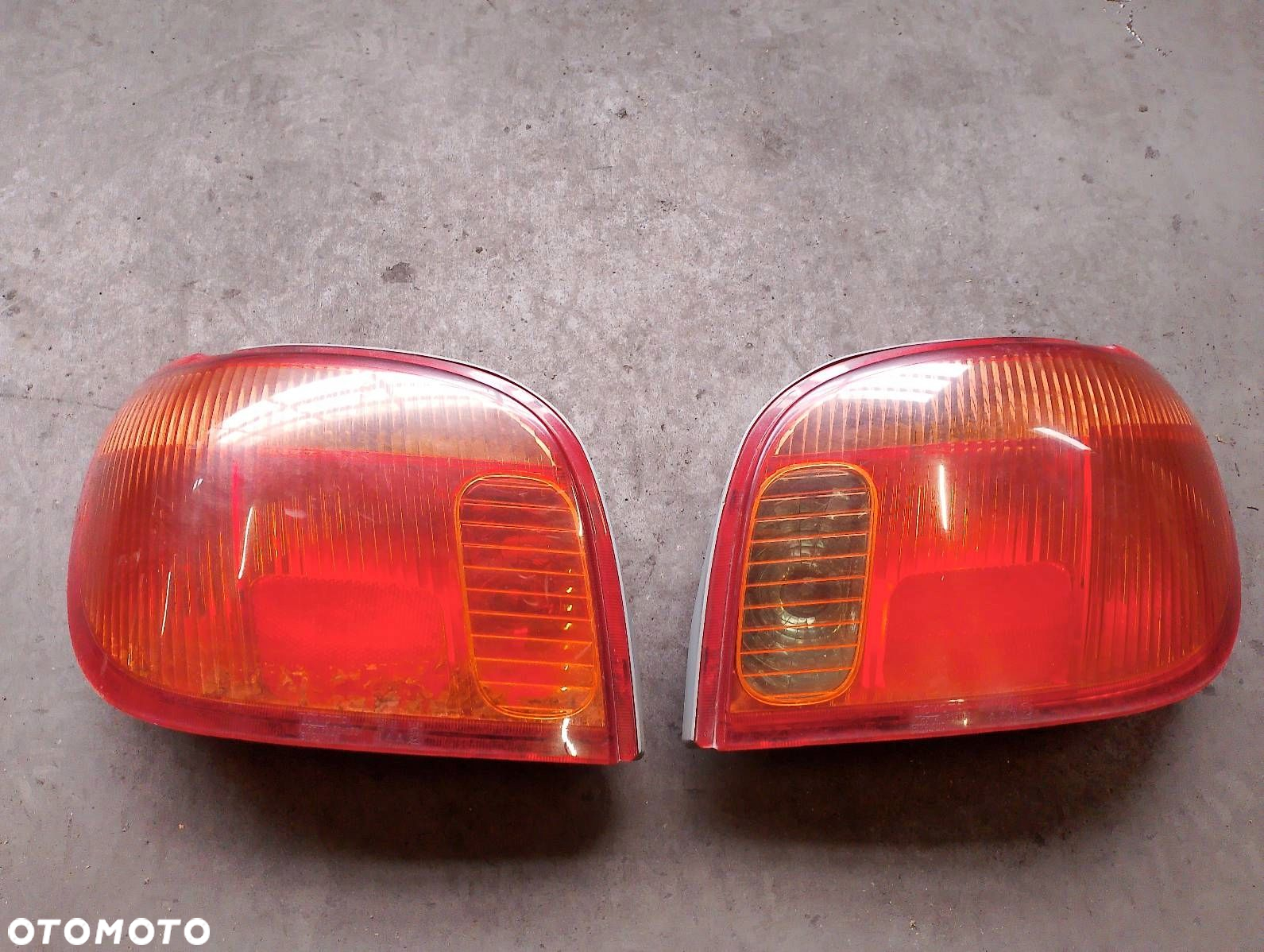 KOMPLETNY TYŁ KLAPA ZDERZAK LAMPA TOYOTA YARIS I (po lifcie) 6S4 - 2