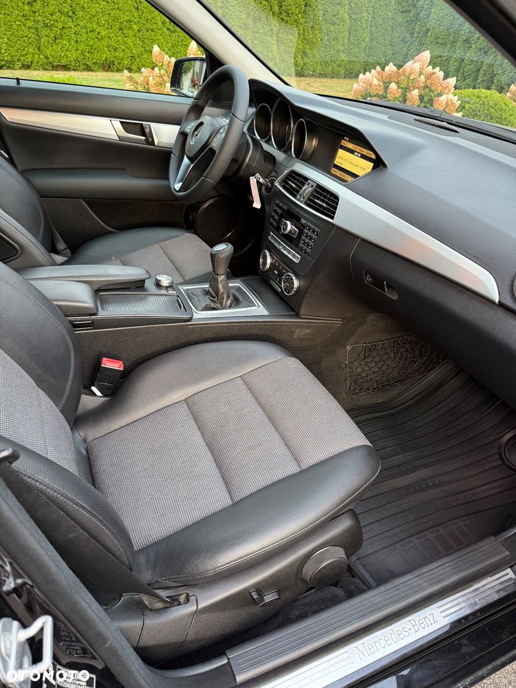 Mercedes-Benz Klasa C 180 CGI BlueEFFICIENCY Avantgarde - 32