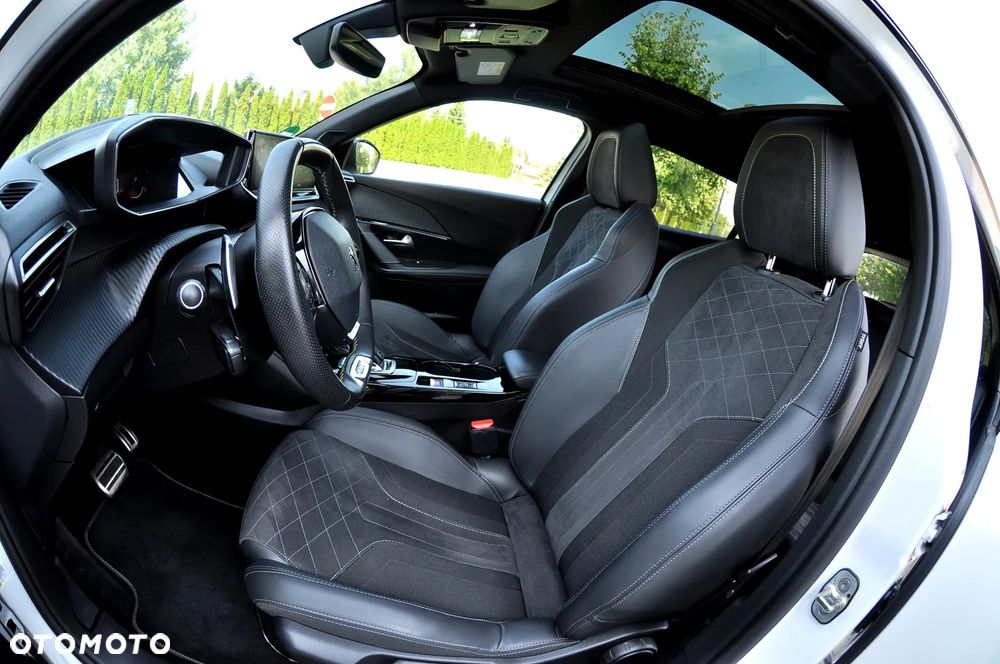 Peugeot 2008 PureTech 130 EAT8 GT - 23