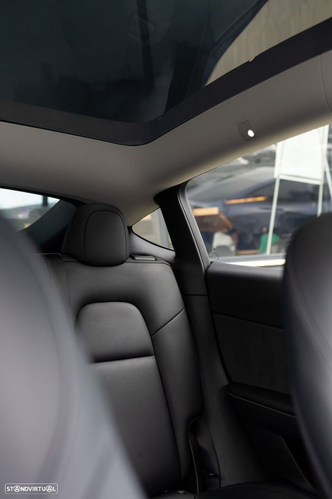 Tesla Model Y Standard RWD - 19