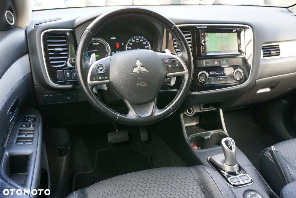 Mitsubishi Outlander Instyle NAVI + - 12