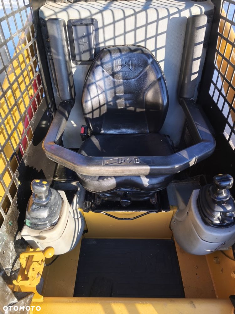 Caterpillar 216 - 10