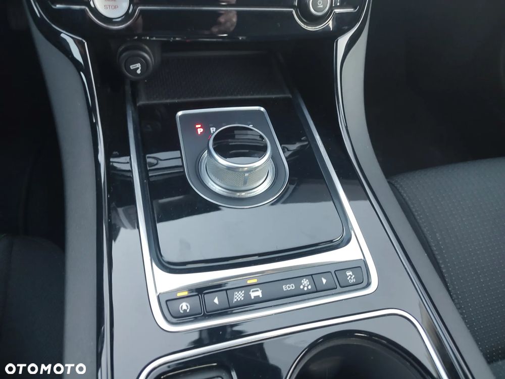 Jaguar XE - 16