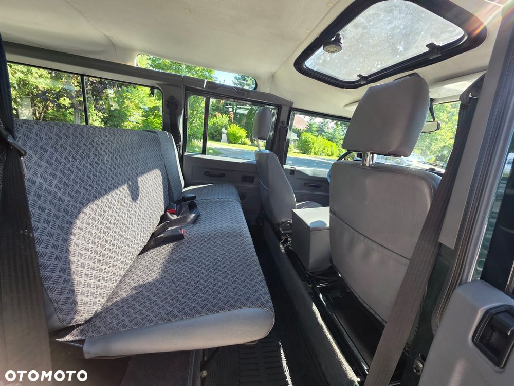 Land Rover Defender 110 SE - 23