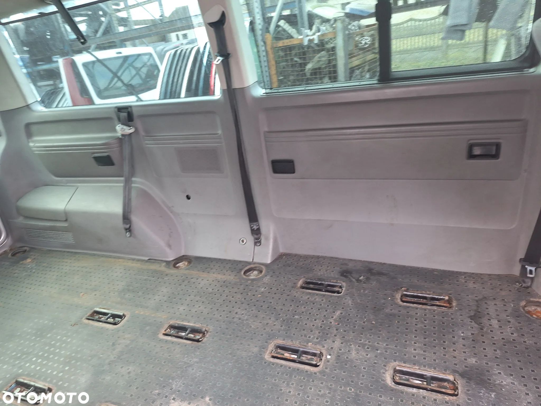 BOCZEK TAPICERKA PRAWY TYŁ VW TRANSPORTER T5 CARAVELLE - 1
