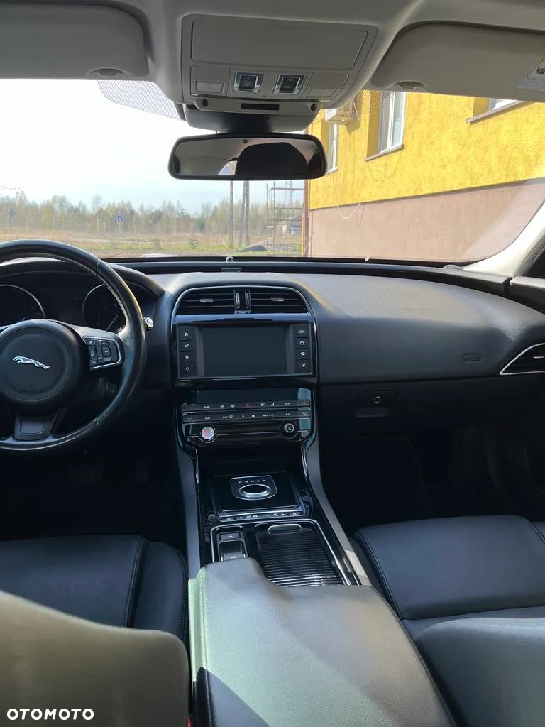 Jaguar XE 2.0 T AWD Prestige - 11