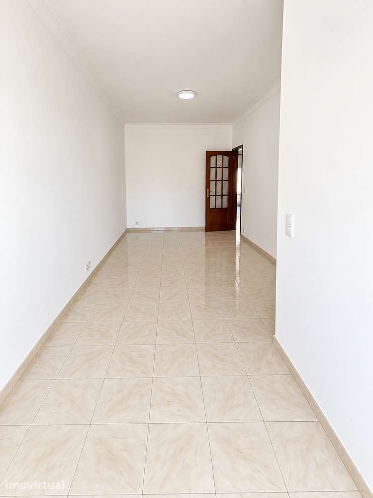 T2+1 remodelado com sótão e excelente luminosidade em Linda-a-Velha - Grande imagem: 4/14