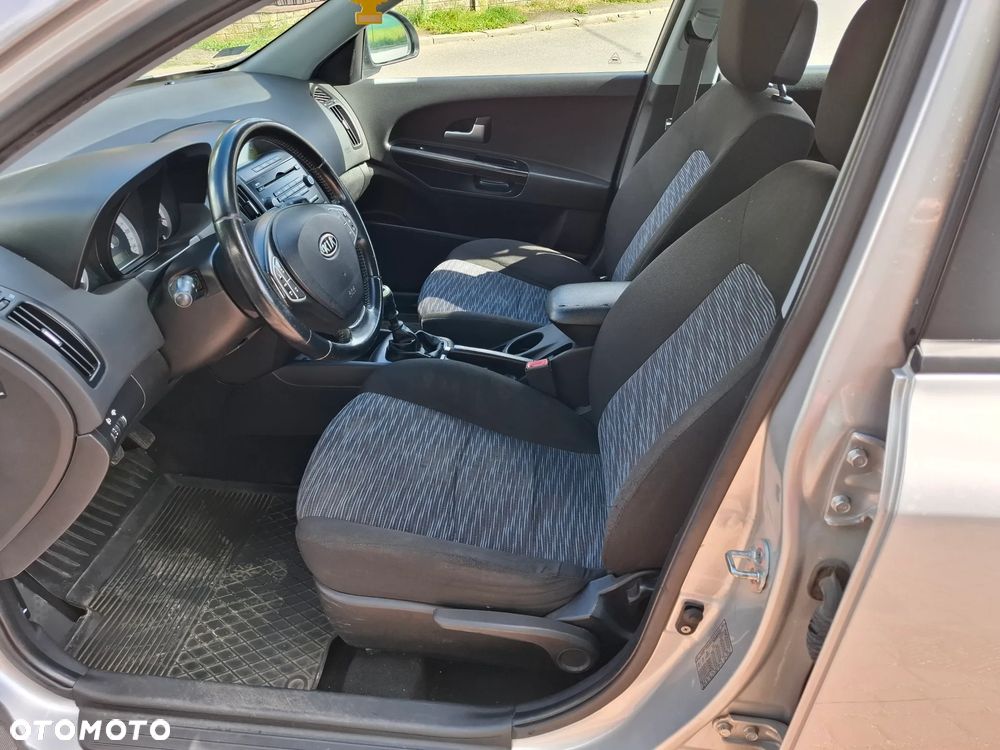 Kia Ceed - 11