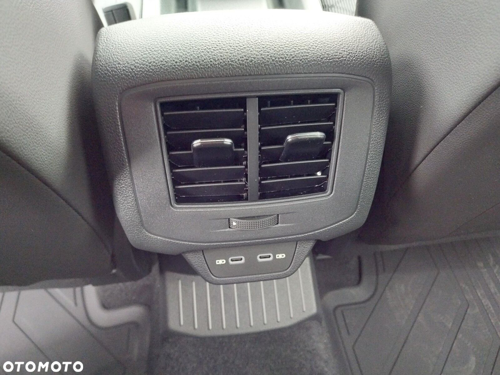 Volkswagen T-Roc - 13